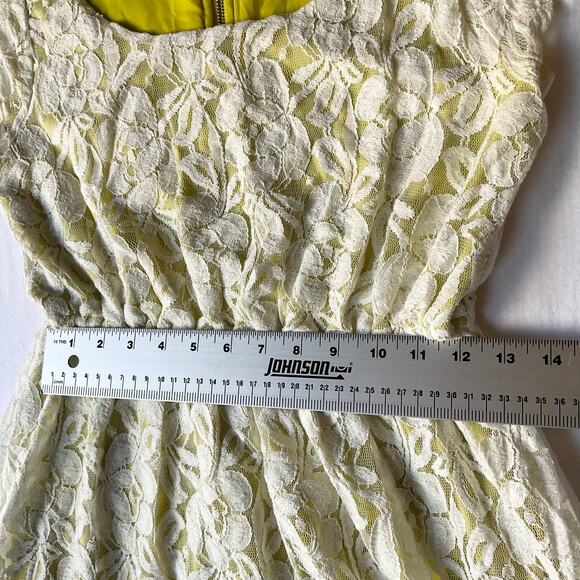 Xhilaration Women’s Lace Dress size M ShortSleeve KneeLength Floral White Green - Picture 4 of 9